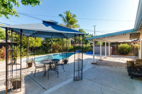 4 Bedroom West Hills Charmer with Pool and Jacuzzi
